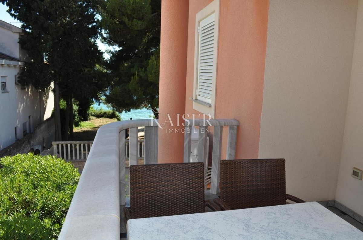 Sveti Filip i Jakov - vila prva vrsta ob morju