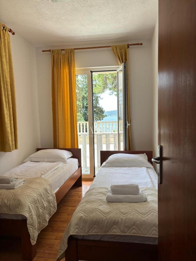 Sveti Filip i Jakov - vila prva vrsta ob morju