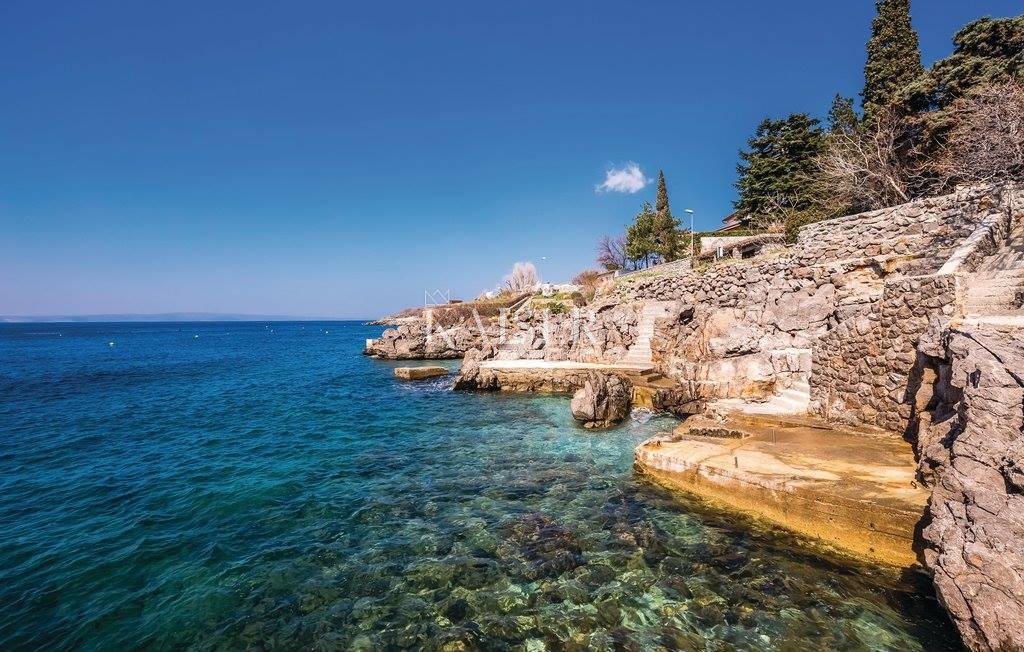 Hiša prva vrsta ob morju v bližini Novega Vinodolskega