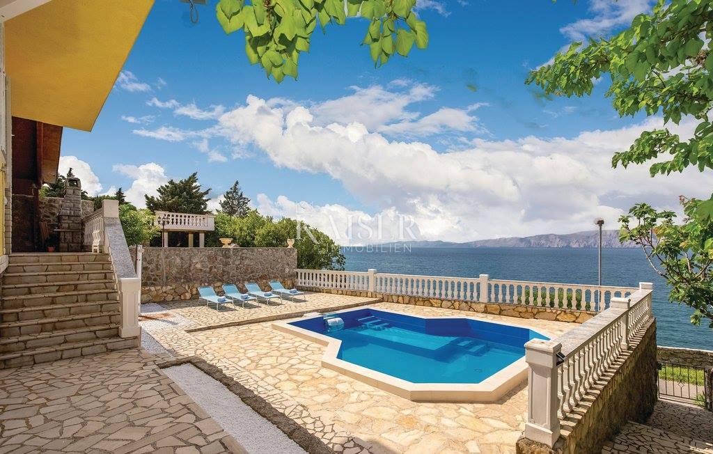 Hiša prva vrsta ob morju v bližini Novega Vinodolskega