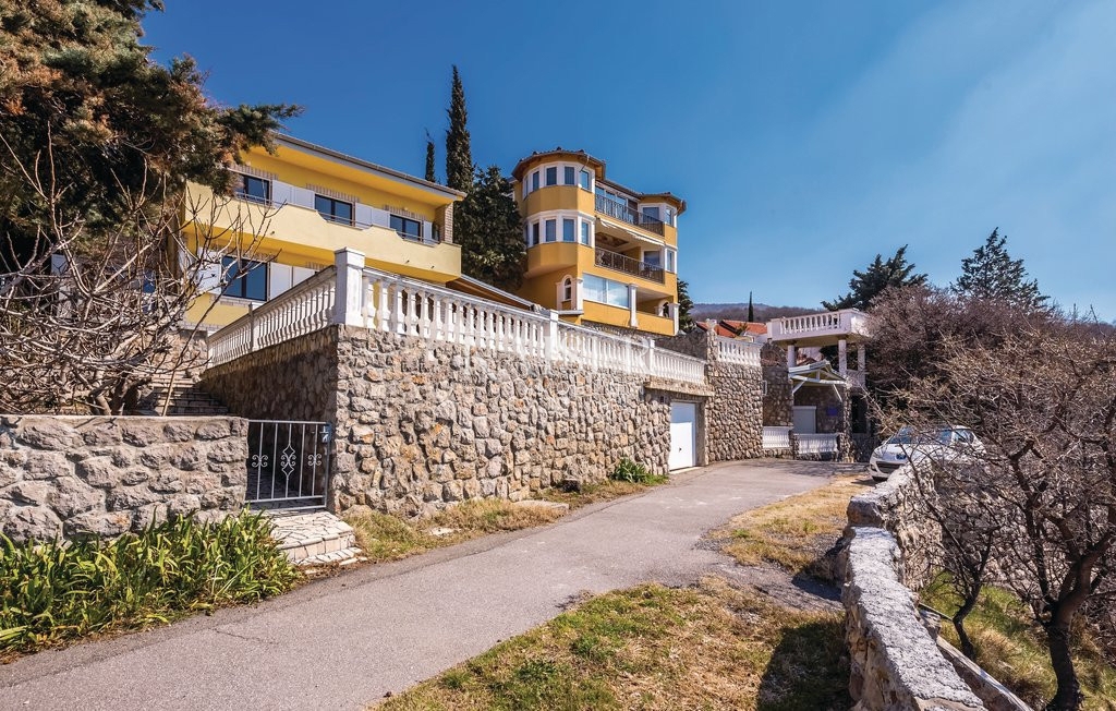 Hiša prva vrsta ob morju v bližini Novega Vinodolskega