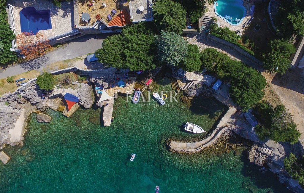 Hiša prva vrsta ob morju v bližini Novega Vinodolskega