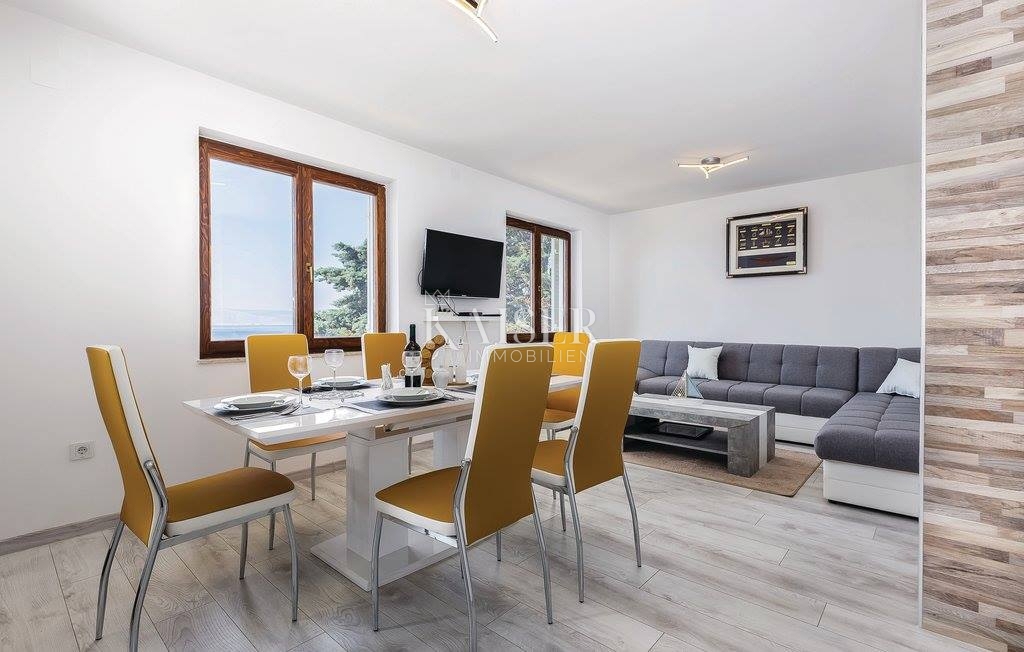 Hiša prva vrsta ob morju v bližini Novega Vinodolskega