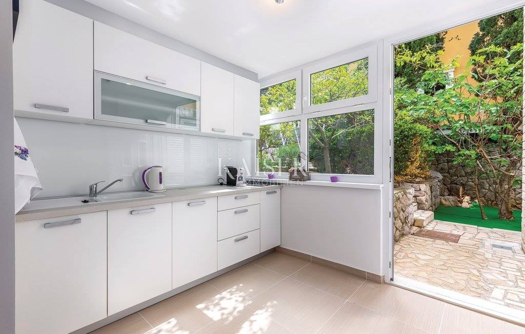 Hiša prva vrsta ob morju v bližini Novega Vinodolskega