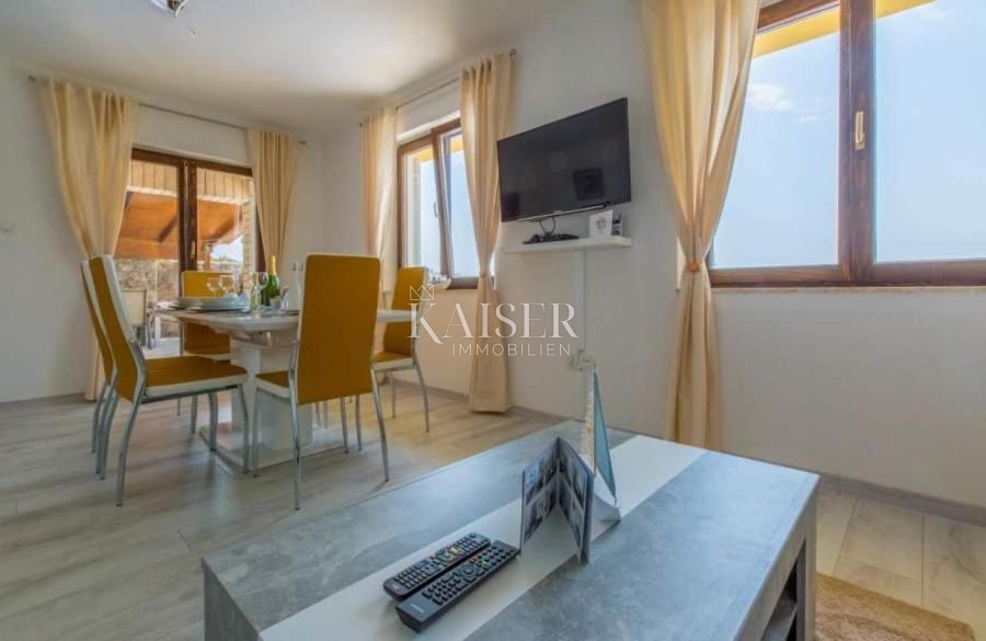 Hiša prva vrsta ob morju v bližini Novega Vinodolskega