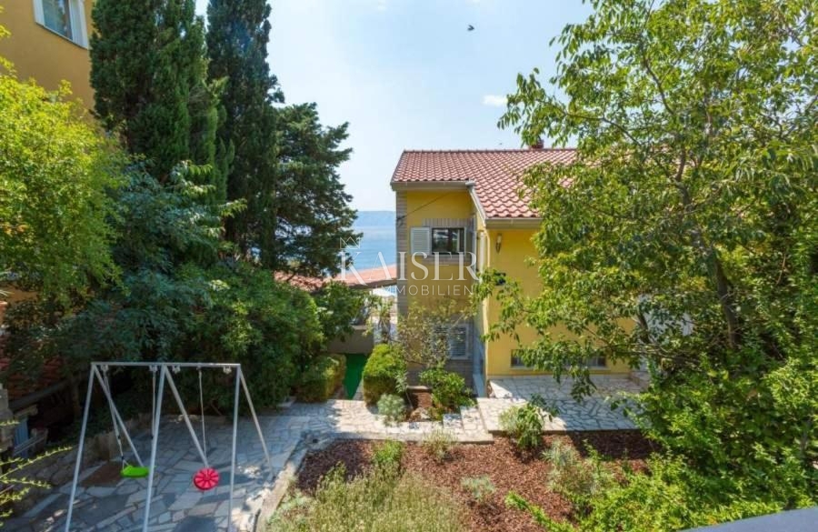 Hiša prva vrsta ob morju v bližini Novega Vinodolskega