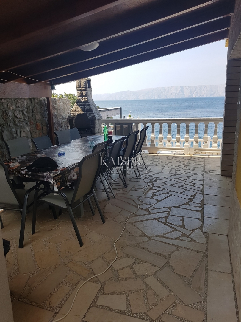 Hiša prva vrsta ob morju v bližini Novega Vinodolskega