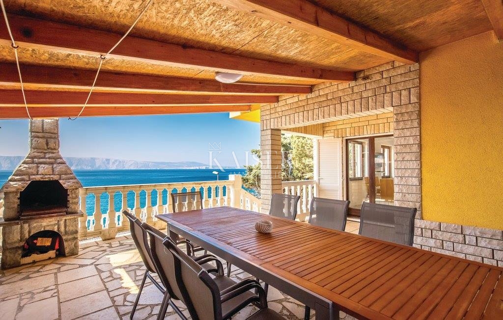 Hiša prva vrsta ob morju v bližini Novega Vinodolskega