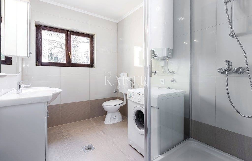 Hiša prva vrsta ob morju v bližini Novega Vinodolskega