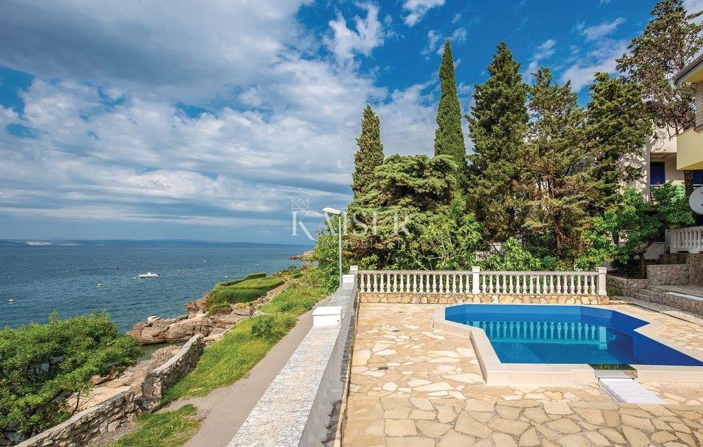 Hiša prva vrsta ob morju v bližini Novega Vinodolskega