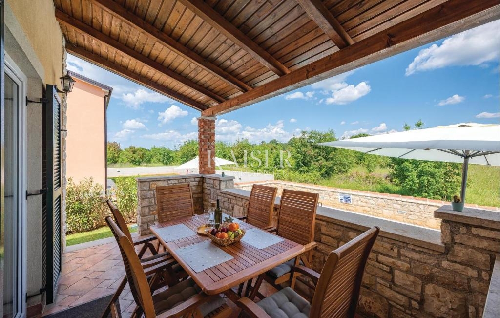 Istra, Umag, polpritlična hiša z bazenom, 300 m od morja