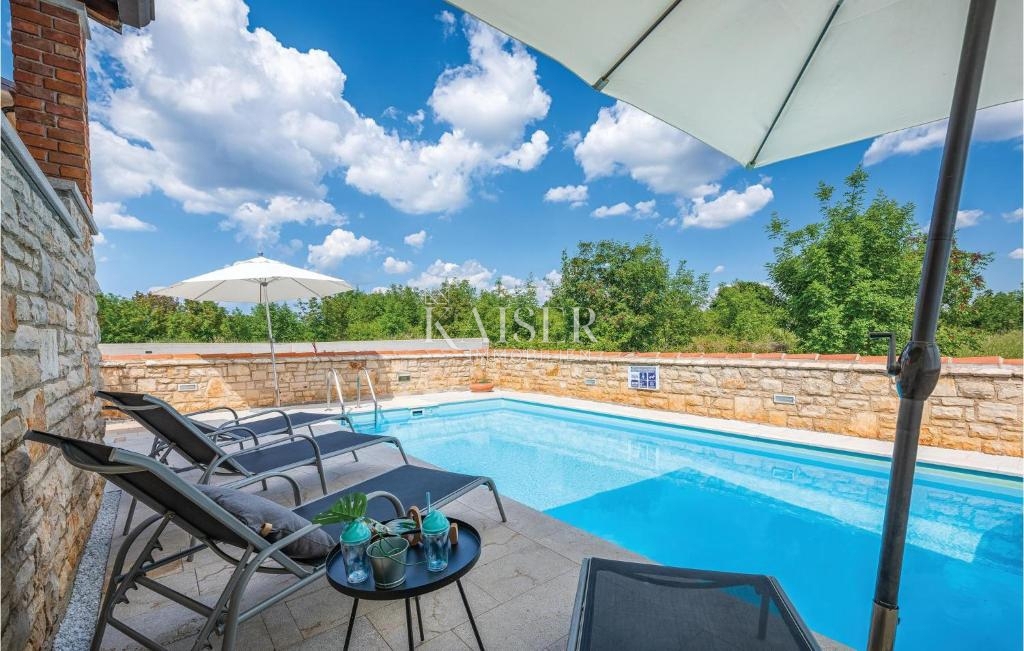 Istra, Umag, polpritlična hiša z bazenom, 300 m od morja