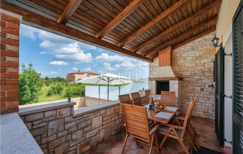 Istra, Umag, polpritlična hiša z bazenom, 300 m od morja