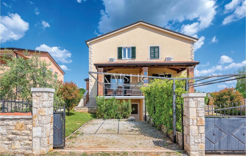 Istra, Umag, polpritlična hiša z bazenom, 300 m od morja