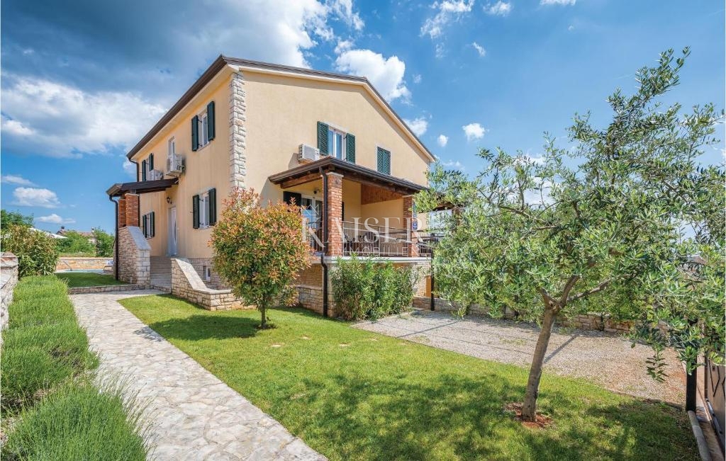 Istra, Umag, polpritlična hiša z bazenom, 300 m od morja