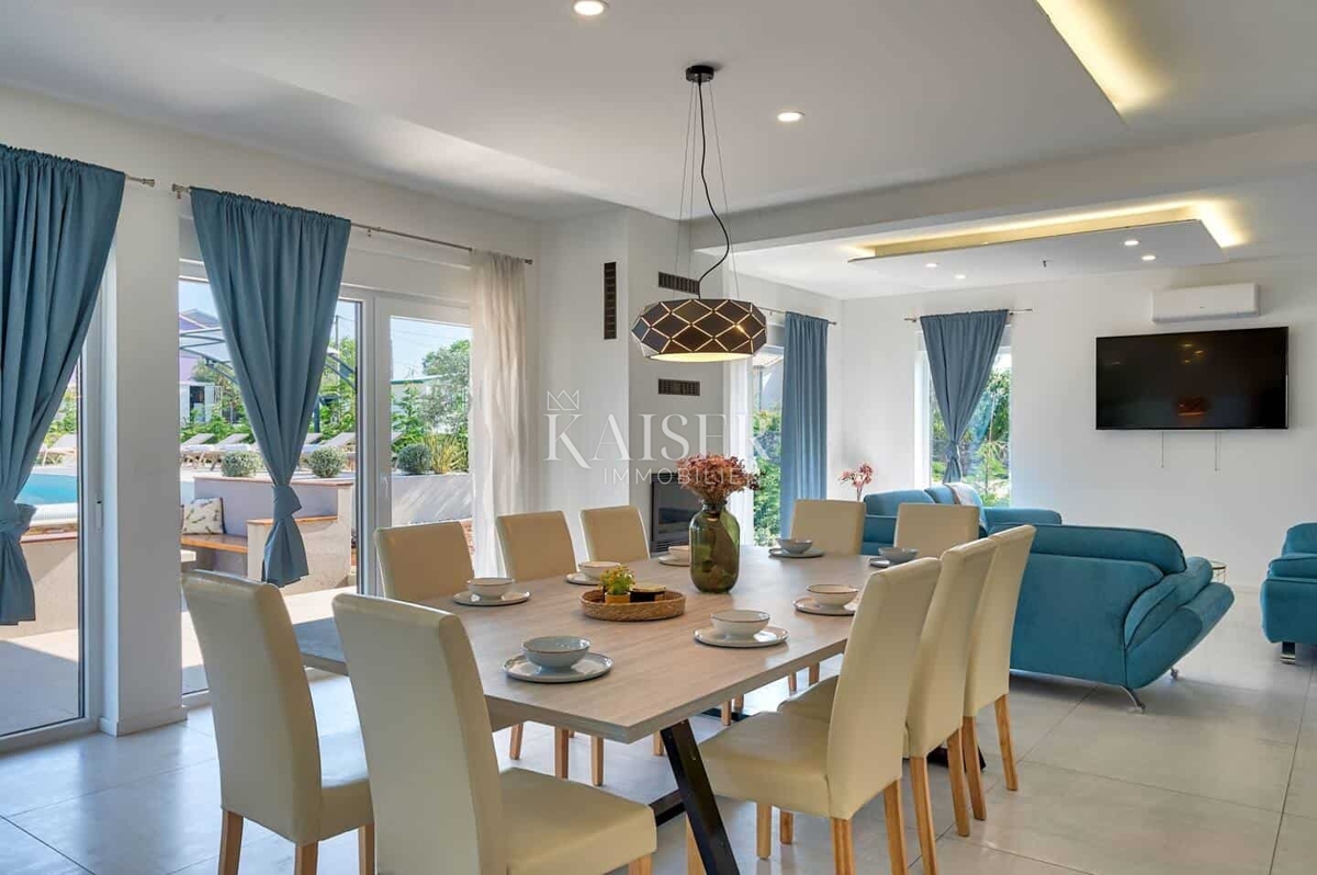 Hiša z bazenom v bližini Vodnjana