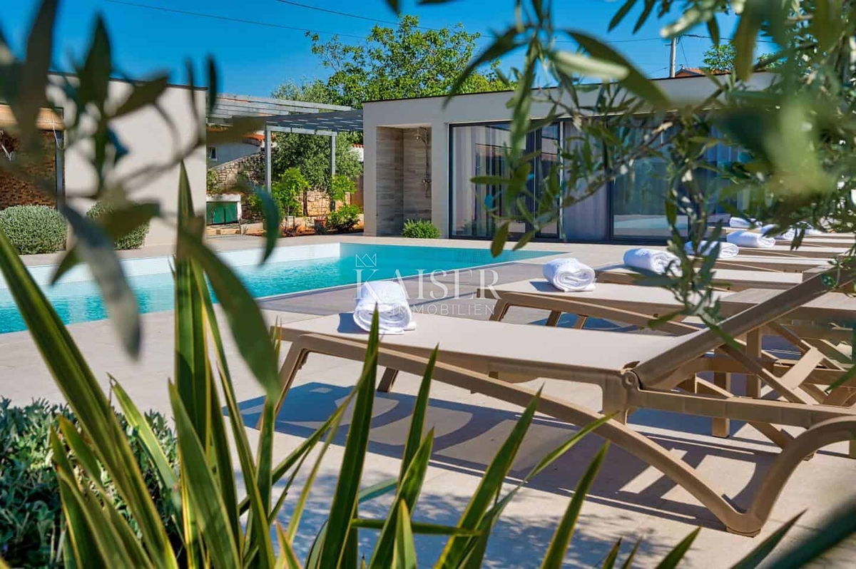 Hiša z bazenom v bližini Vodnjana