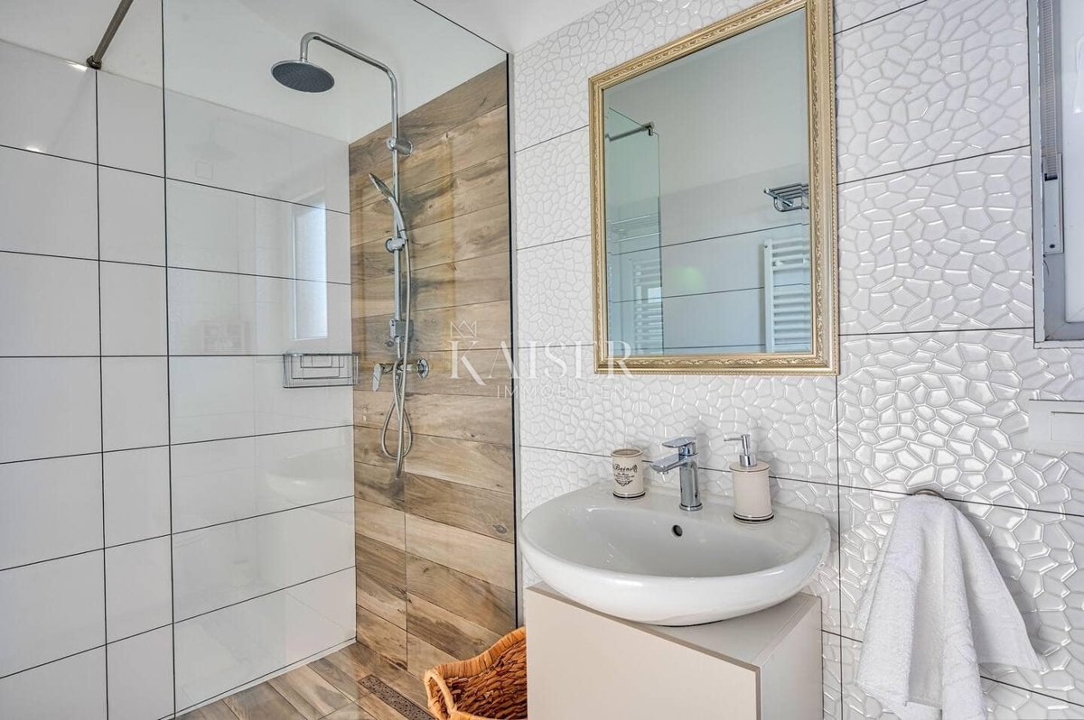 Hiša z bazenom v bližini Vodnjana