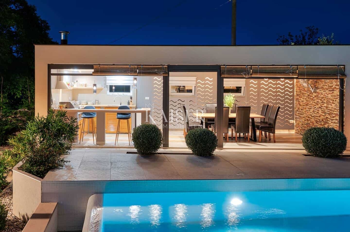 Hiša z bazenom v bližini Vodnjana