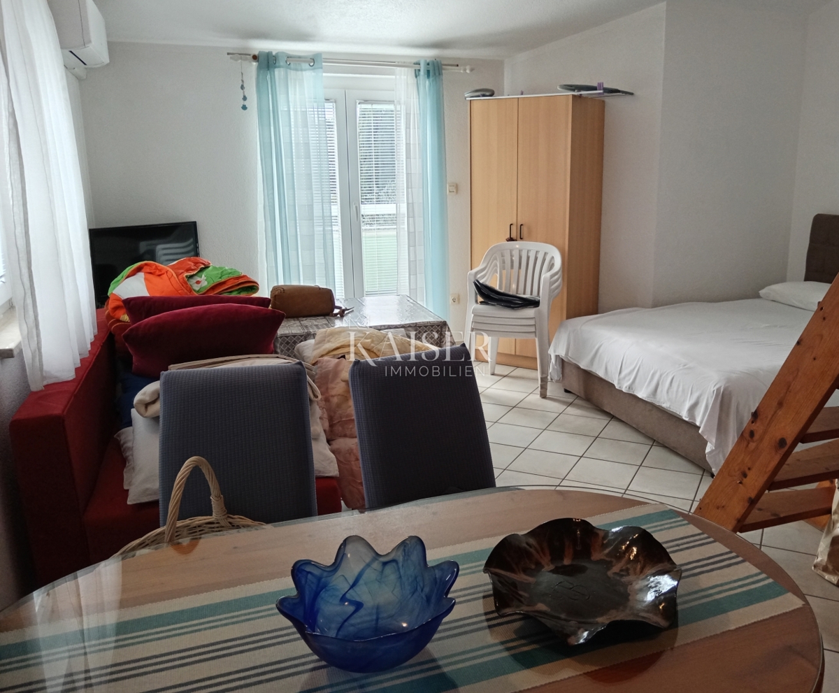 Medulin, apartma z veliko teraso 400m od morja