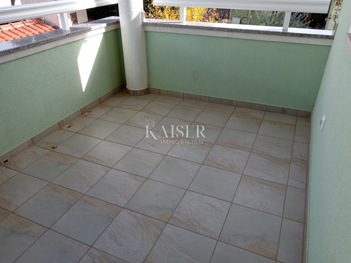 Medulin, apartma z veliko teraso 400m od morja