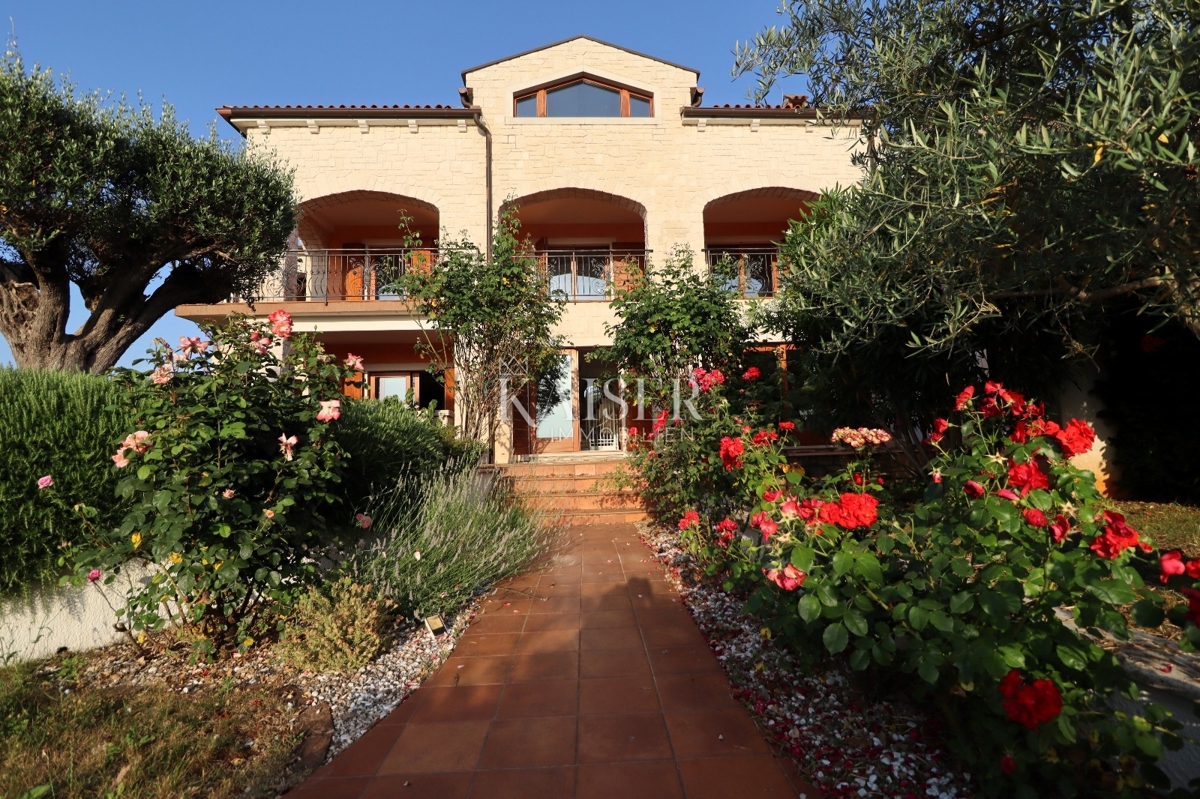 Poreč, Istra, ekskluzivna polsamostojna kamnita vila z bazenom