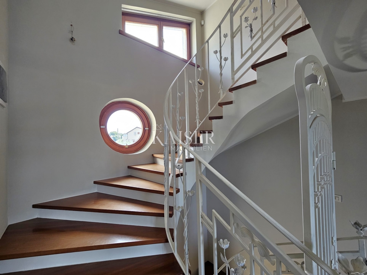 Poreč, Istra, ekskluzivna polsamostojna kamnita vila z bazenom