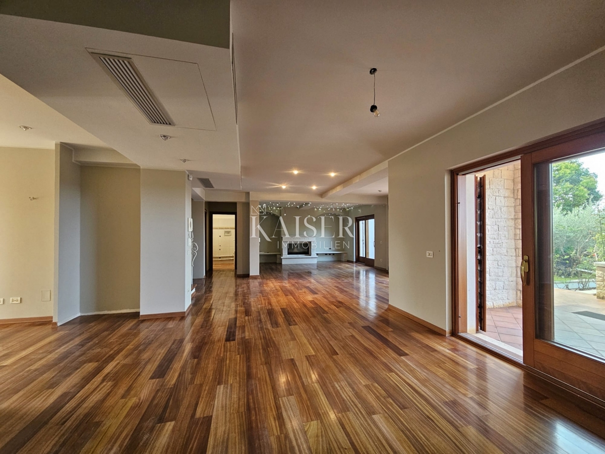 Poreč, Istra, ekskluzivna polsamostojna kamnita vila z bazenom