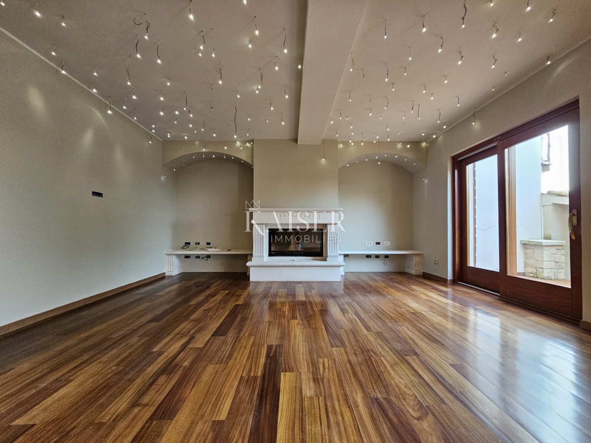 Poreč, Istra, ekskluzivna polsamostojna kamnita vila z bazenom