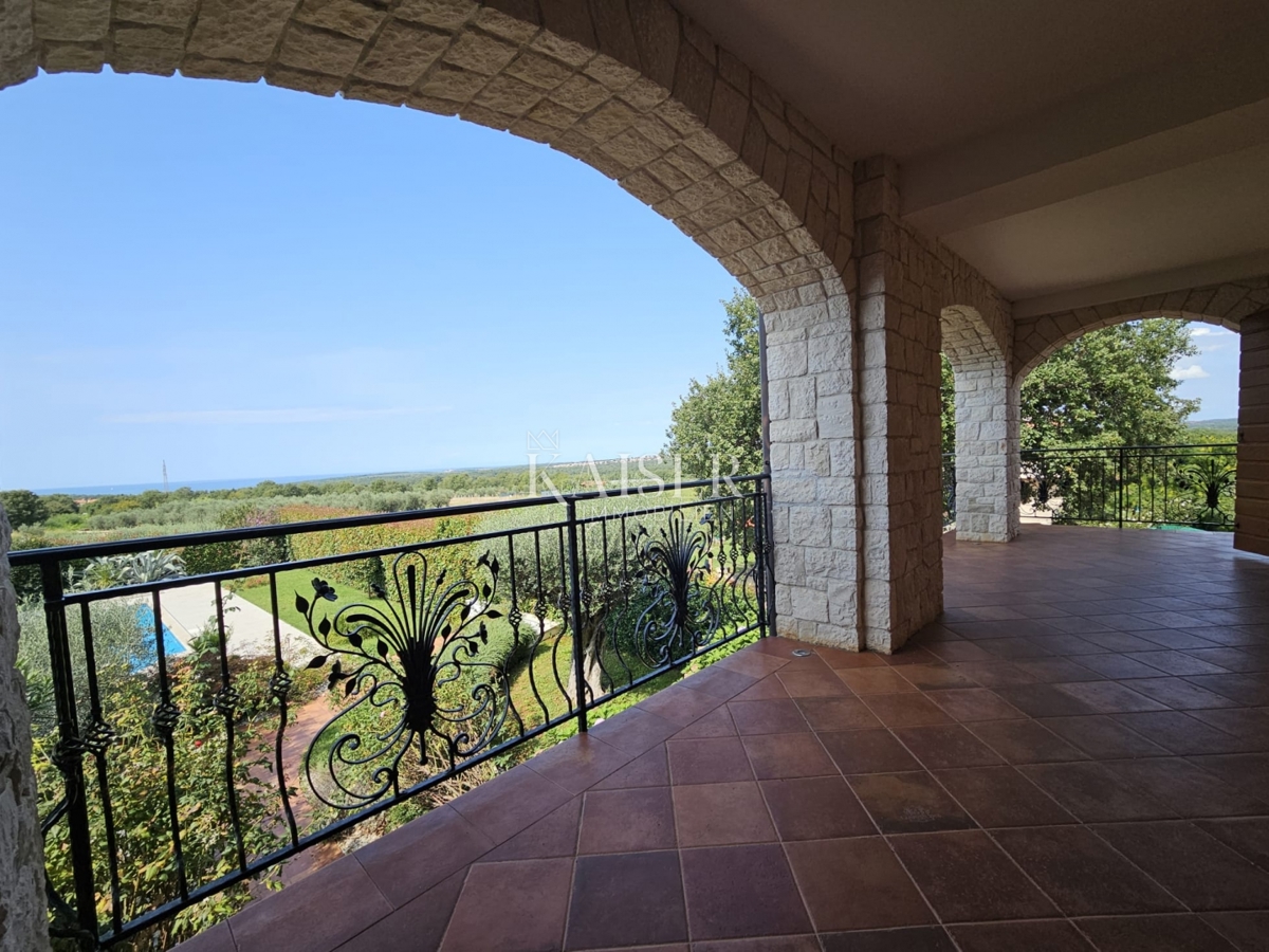 Poreč, Istra, ekskluzivna polsamostojna kamnita vila z bazenom