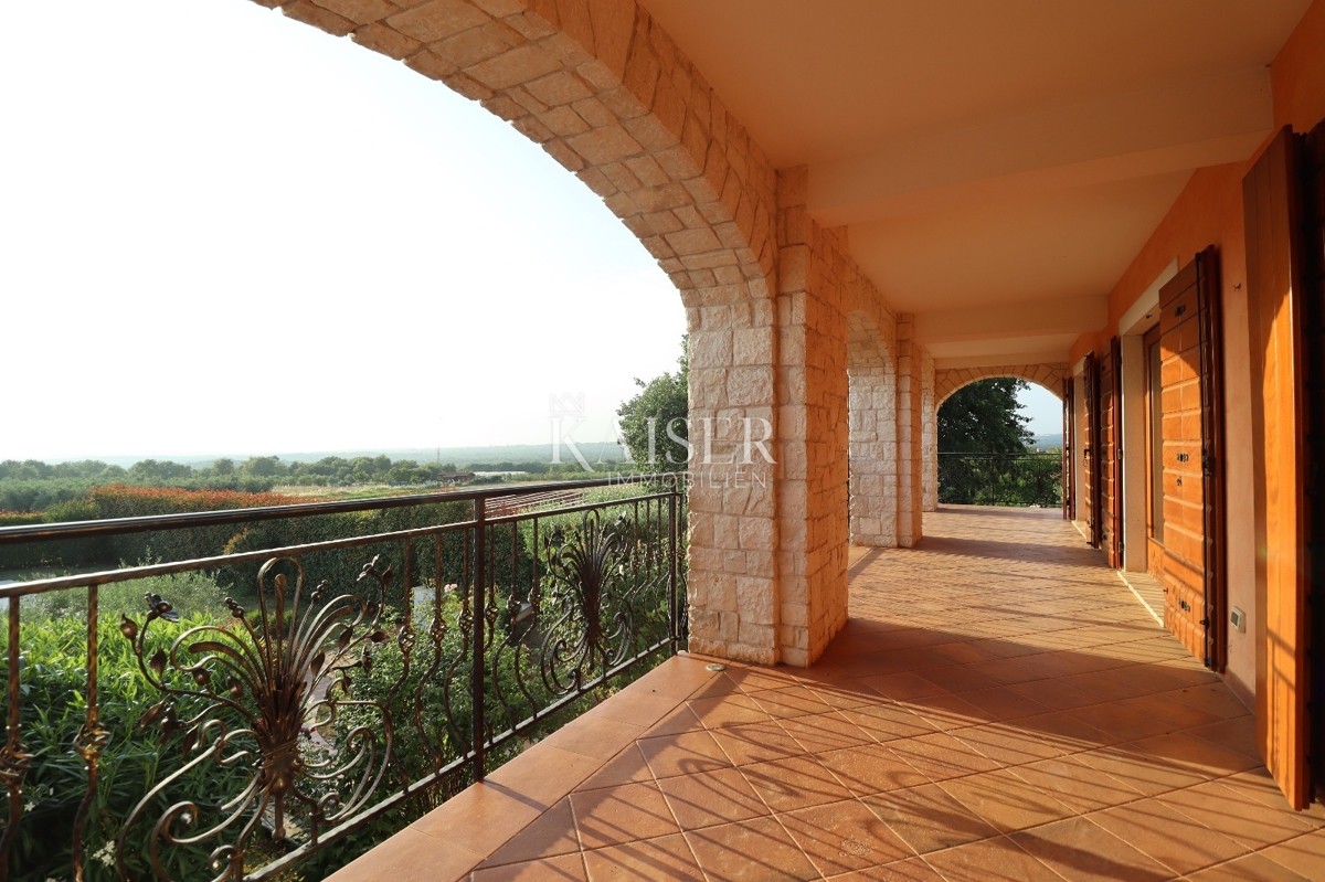 Poreč, Istra, ekskluzivna polsamostojna kamnita vila z bazenom