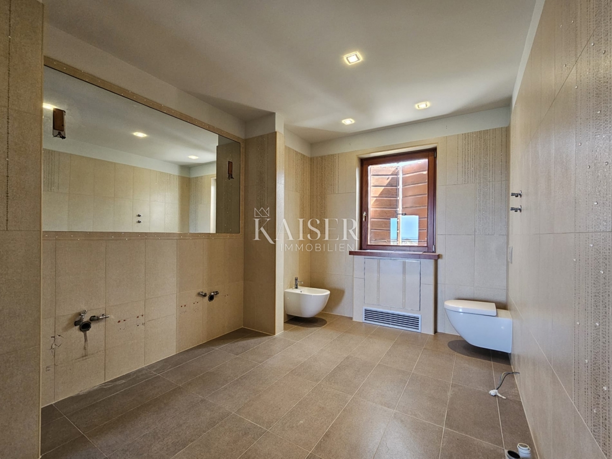 Poreč, Istra, ekskluzivna polsamostojna kamnita vila z bazenom