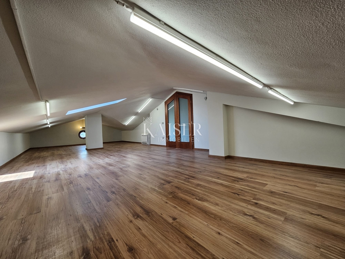 Poreč, Istra, ekskluzivna polsamostojna kamnita vila z bazenom