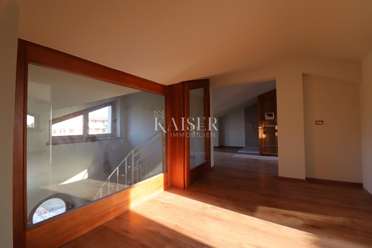 Poreč, Istra, ekskluzivna polsamostojna kamnita vila z bazenom