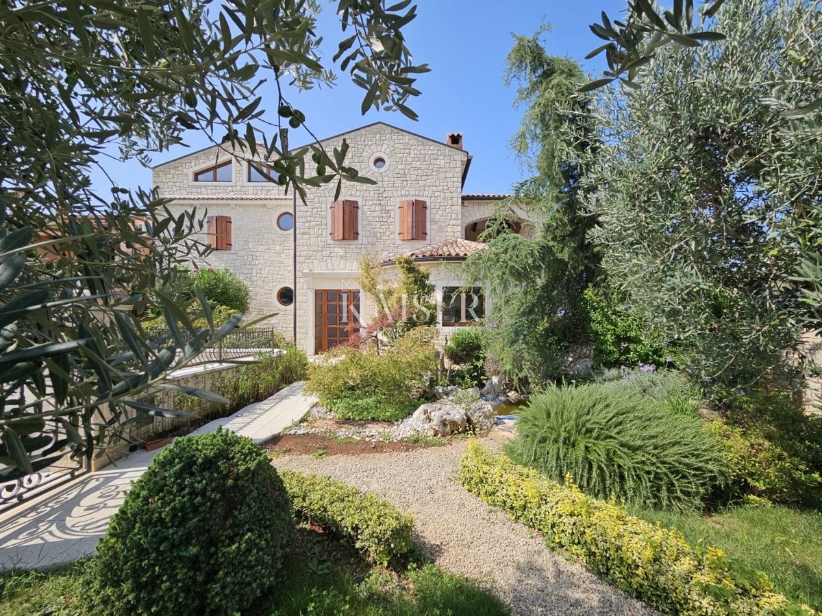 Poreč, Istra, ekskluzivna polsamostojna kamnita vila z bazenom