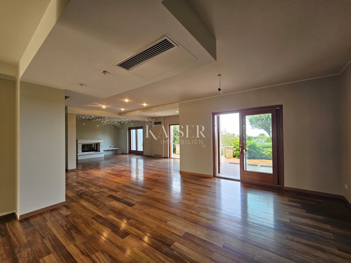 Poreč, Istra, ekskluzivna polsamostojna kamnita vila z bazenom