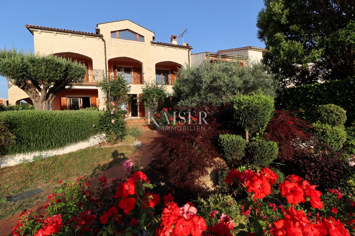 Poreč, Istra, ekskluzivna polsamostojna kamnita vila z bazenom