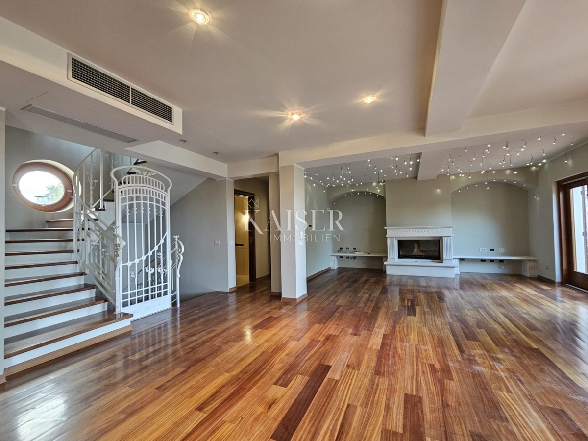 Poreč, Istra, ekskluzivna polsamostojna kamnita vila z bazenom