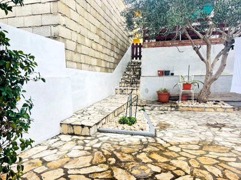 Otok Pag – hiša Kolan 2 enoti dvorišče parkirišče