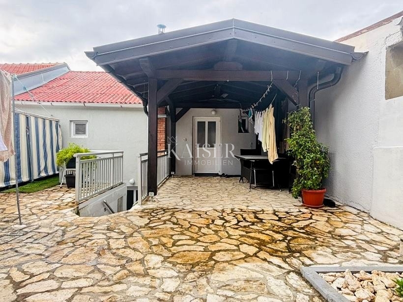 Otok Pag – hiša Kolan 2 enoti dvorišče parkirišče