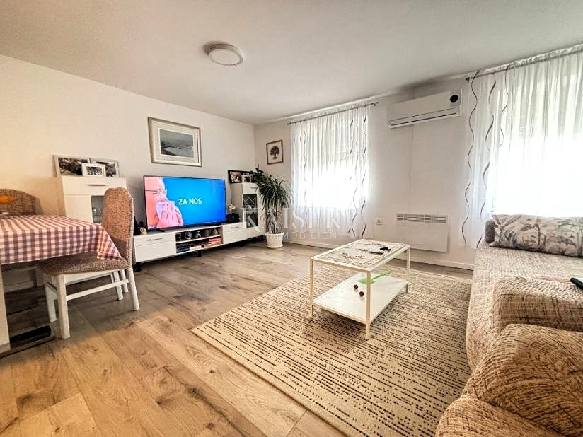 Otok Pag – hiša Kolan 2 enoti dvorišče parkirišče