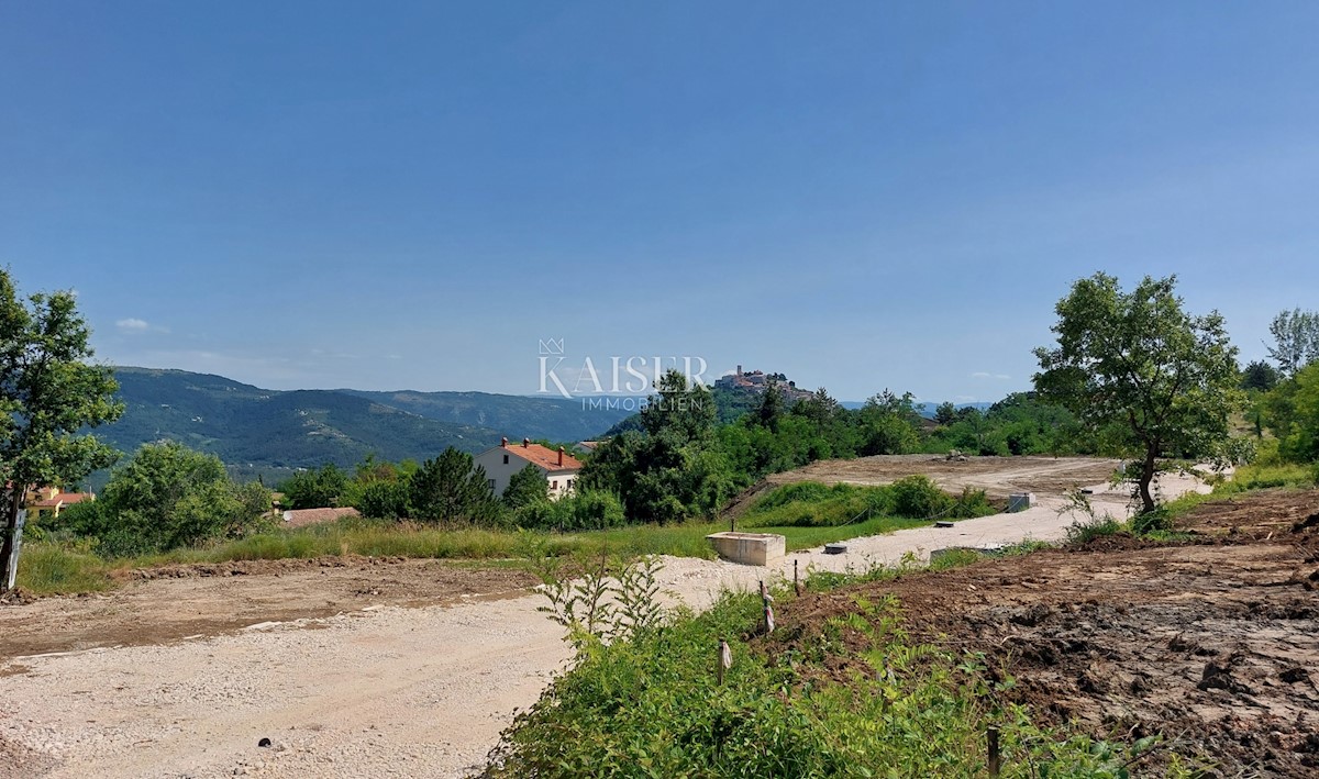 Istra, Motovun - gradbeno zemljišče s panoramskim razgledom