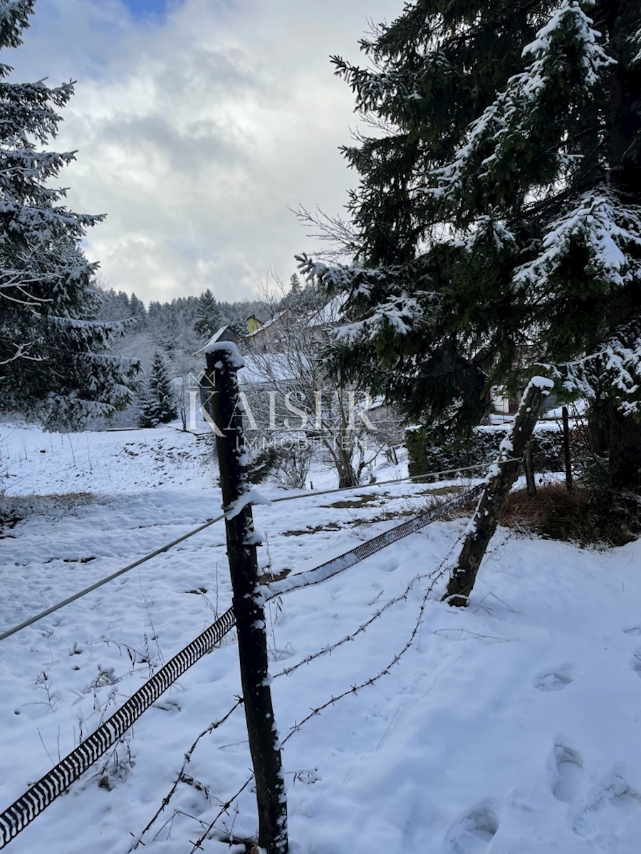  Zazidljivo zemljišče Ravna Gora, 853m2