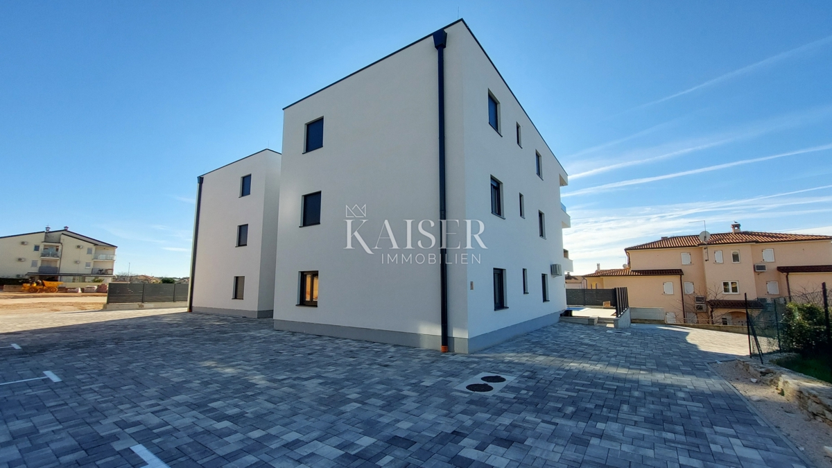 Istra, Novigrad - luksuzno trisobno stanovanje z dnevno sobo, 108 m2, v pritličju, z bazenom