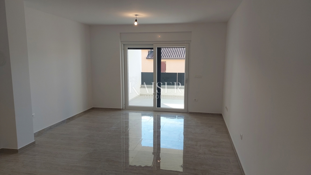 Istra, Novigrad - luksuzno trisobno stanovanje z dnevno sobo, 108 m2, v pritličju, z bazenom