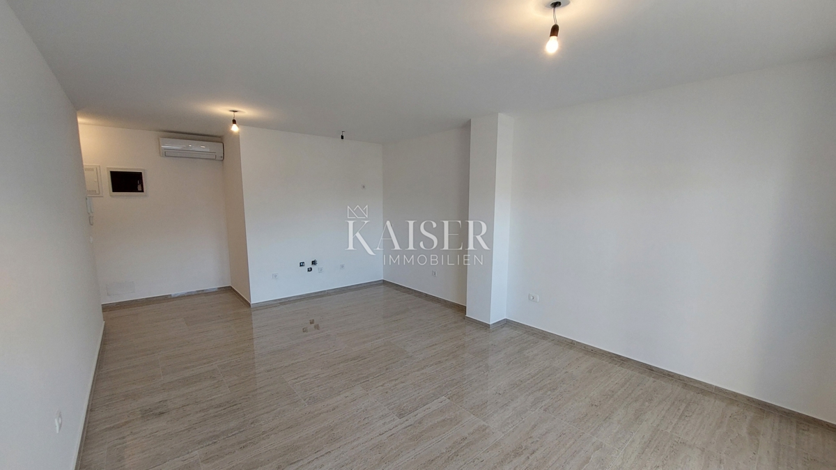 Istra, Novigrad - luksuzno trisobno stanovanje z dnevno sobo, 108 m2, v pritličju, z bazenom