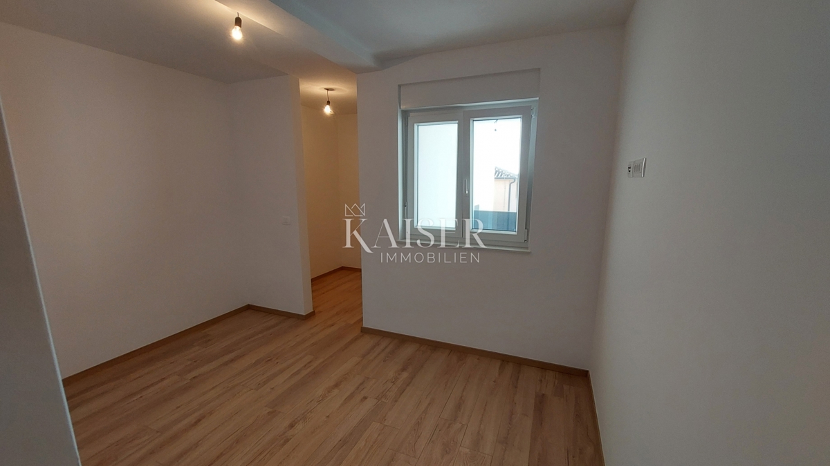 Istra, Novigrad - luksuzno trisobno stanovanje z dnevno sobo, 108 m2, v pritličju, z bazenom