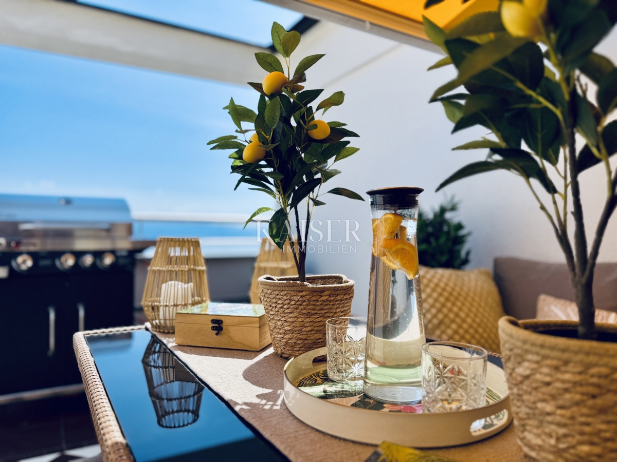 Opatija - Idilično stanovanje s teraso, fantastičnim razgledom in dvojno garažo