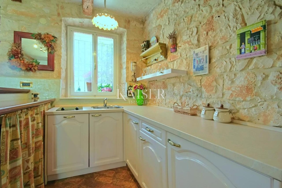 Istra - Nova Vas, kamnita hiša z bazenom, pogled na morje