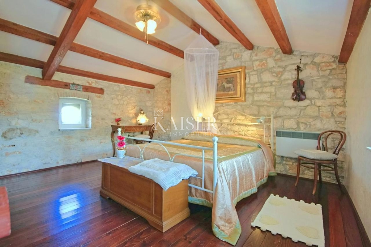 Istra - Nova Vas, kamnita hiša z bazenom, pogled na morje